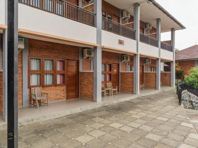Reddoorz Plus At Hotel Negeri Baru Lodaya Puncak Богор Экстерьер фото