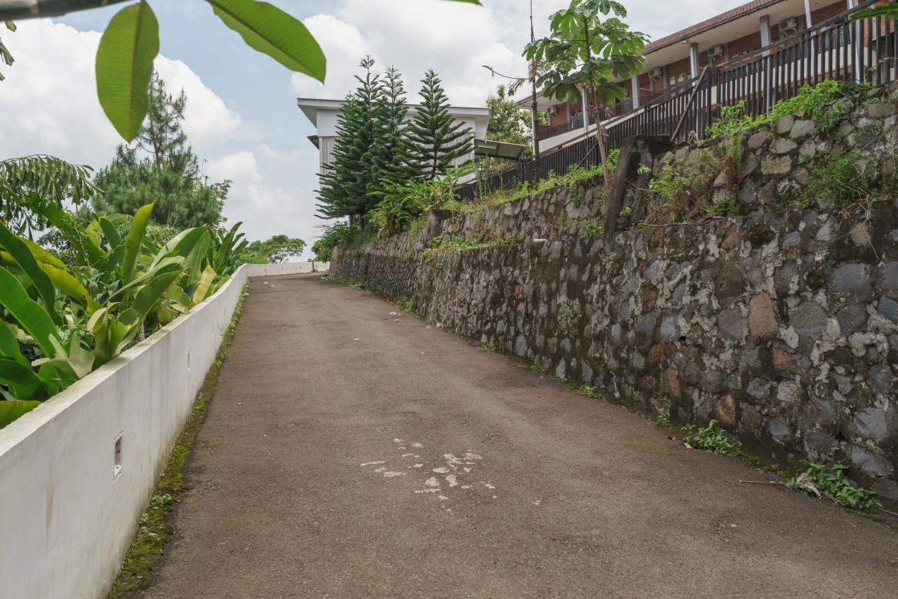 Reddoorz Plus At Hotel Negeri Baru Lodaya Puncak Богор Экстерьер фото
